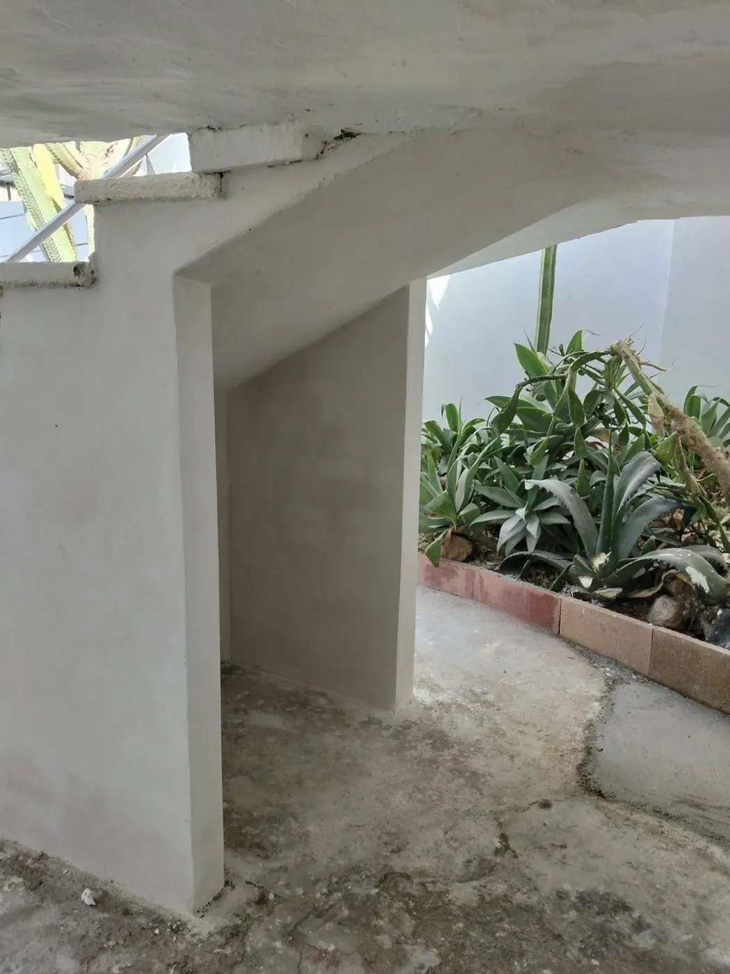 Reparación de zona exterior bajo escalera